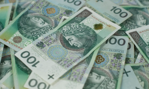 Dodatkowy rok pracy może znacznie zwiększyć emeryturę. ZUS podaje konkretne kwoty