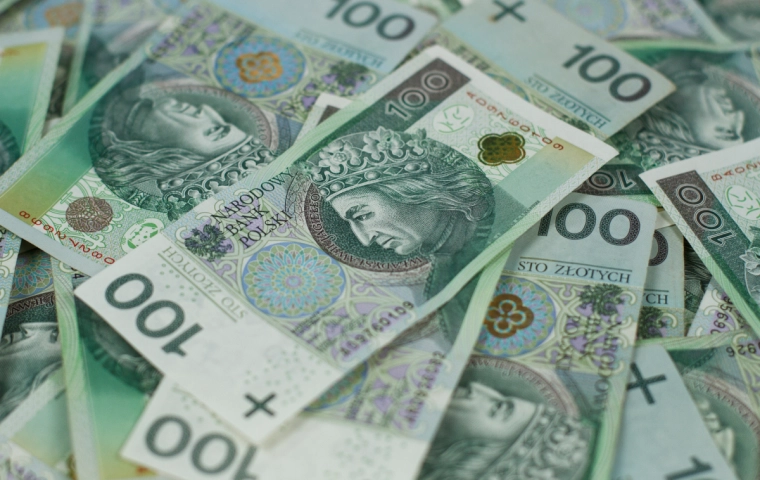 Dodatkowy rok pracy może znacznie zwiększyć emeryturę. ZUS podaje konkretne kwoty