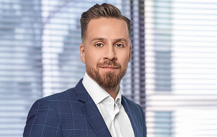Koniec ze sztuką dla sztuki. Wywiad z Maciejem Stolarskim