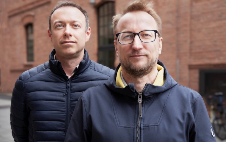 Fluentbe i ElevenLabs tworzą wirtualną nauczycielkę. AI, które ma wspierać, a nie zwalniać