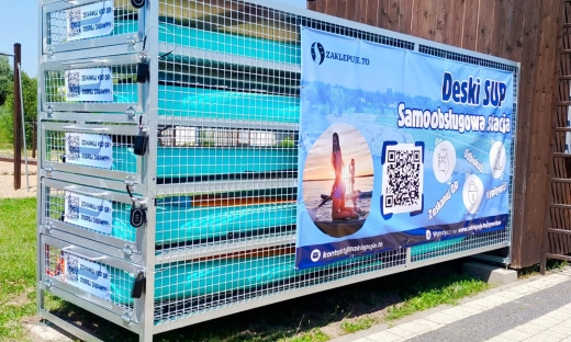 Deskę SUP wypożyczysz jak hulajnogę 24/7. Studencki startup stworzył SUPOMAT