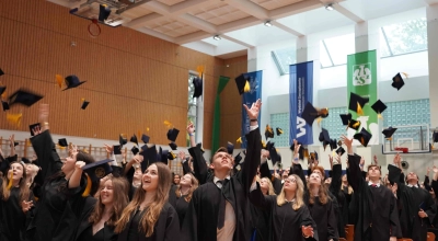 Absolwenci gotowi na przyszłość. Wielka ceremonia graduacji na Wydziale Zarządzania UW. Symboliczny finał i początek nowego etapu