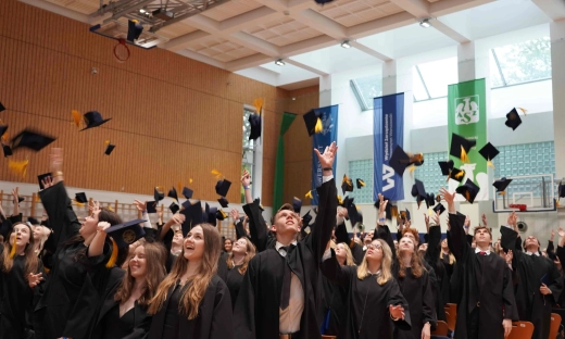 Absolwenci gotowi na przyszłość. Wielka ceremonia graduacji na Wydziale Zarządzania UW. Symboliczny finał i początek nowego etapu