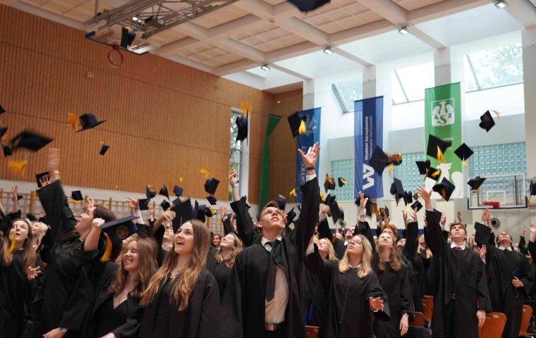 Absolwenci gotowi na przyszłość. Wielka ceremonia graduacji na Wydziale Zarządzania UW. Symboliczny finał i początek nowego etapu