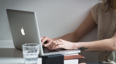 Większość z nas korzysta z AI w pracy, ale niechętnie się do tego przyznajemy
