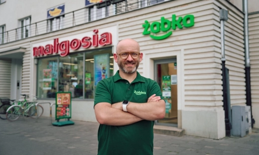 Historyczny neon „Małgosia” znów świeci na Żoliborzu