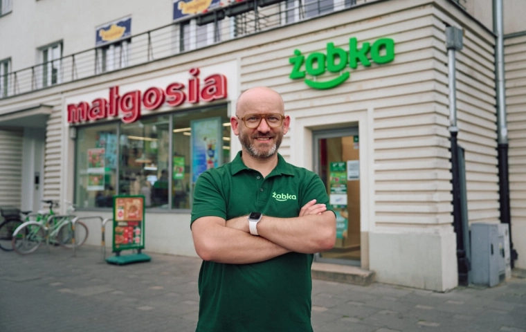 Historyczny neon „Małgosia” znów świeci na Żoliborzu