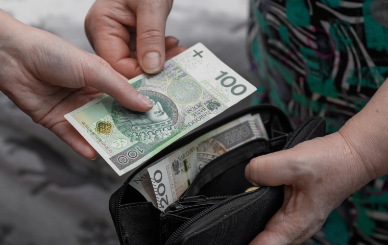 Banki apelują do klientów o wypłacanie gotówki. O co chodzi?