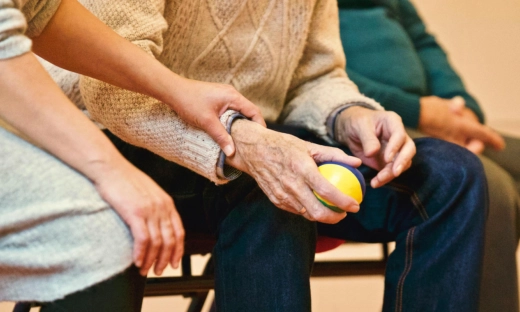 Bon senioralny w 2026 roku. Z szumnie zapowiadanego wsparcia skorzysta niewiele osób