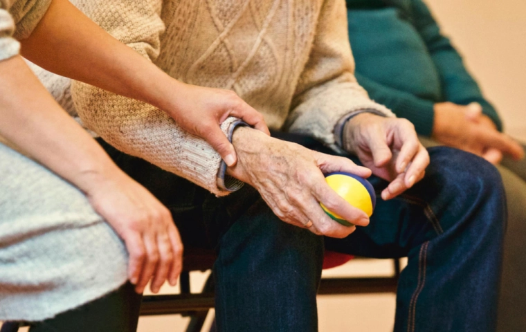 Bon senioralny w 2026 roku. Z szumnie zapowiadanego wsparcia skorzysta niewiele osób