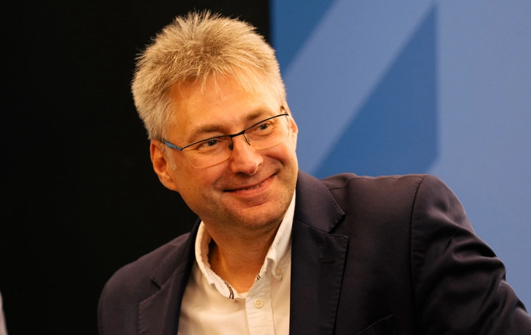 Nie warto szukać bezpiecznych rozwiązań. Wywiad z Grzegorzem Wójcikiem