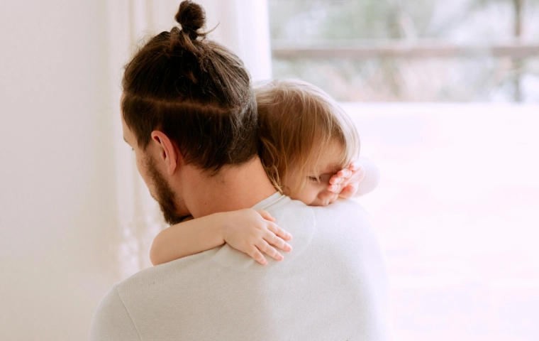Coraz więcej mężczyzn korzysta z urlopu rodzicielskiego. Największymi beneficjentami są dzieci