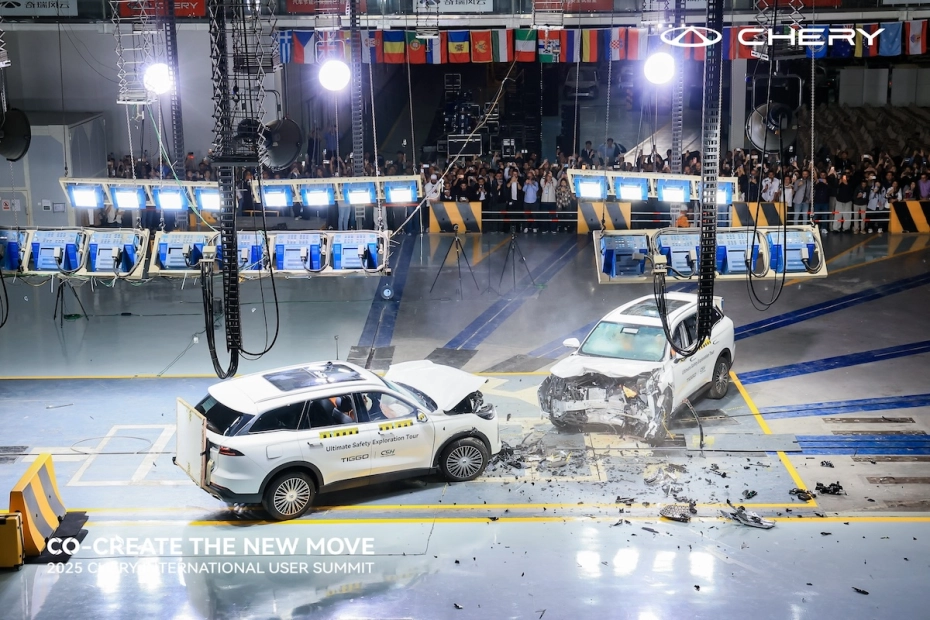 Publiczny crash test w Chinach. Dwa SUV-y zderzone czołowo na oczach 500 widzów