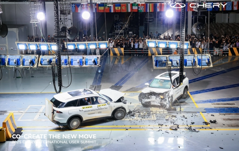 Publiczny crash test w Chinach. Dwa SUV-y zderzone czołowo na oczach 500 widzów