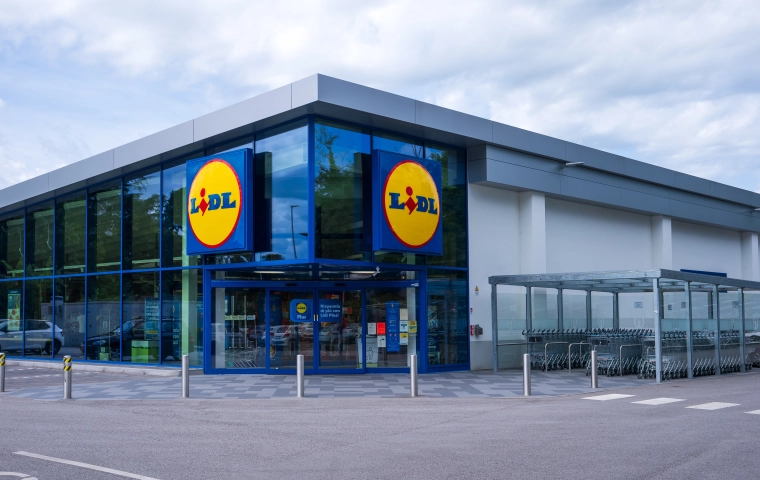 Lidl z najlepszymi zarobkami. Wiemy, jakie oferuje pensje