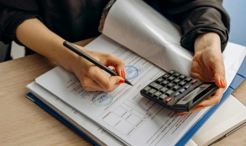 Ekwiwalent za niewykorzystany urlop. Komu przysługuje i jak go obliczyć?