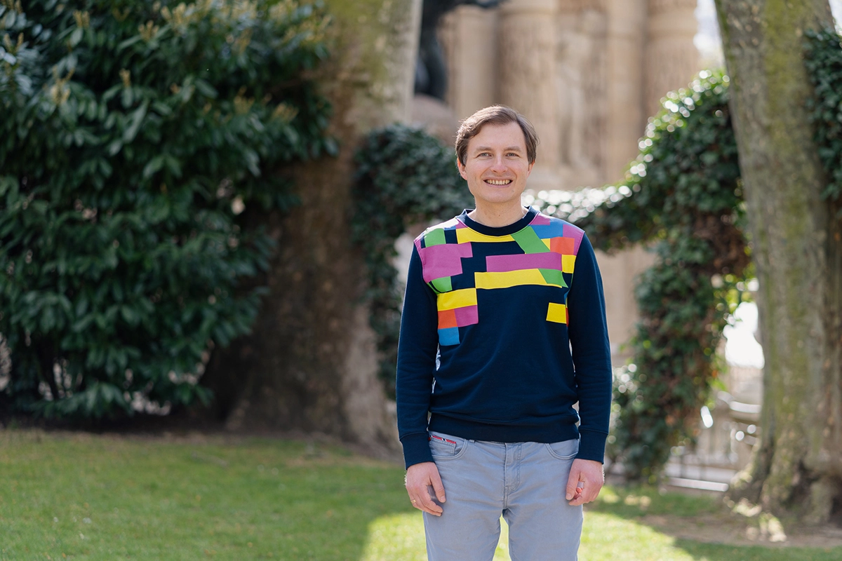 Czy modele językowe potrafią ewoluować razem ze światem? Felieton Adriana Kosowskiego