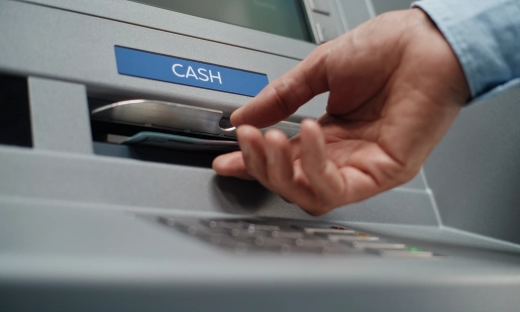 Droższe wypłaty z bankomatów. W 2026 r. nadejdą niekorzystne zmiany