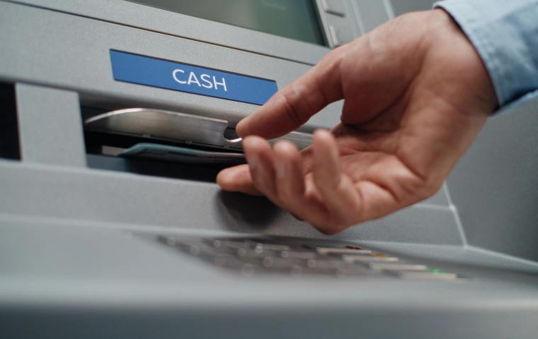 Droższe wypłaty z bankomatów. W 2026 r. nadejdą niekorzystne zmiany