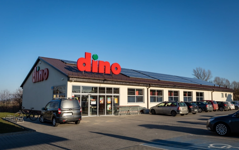 Tłumy klientów i pełne parkingi. Dino znów przyciąga promocjami