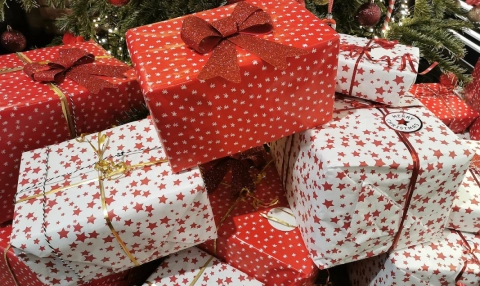 Świąteczne prezenty. Ile wydamy w tym roku i co najczęściej kupujemy?