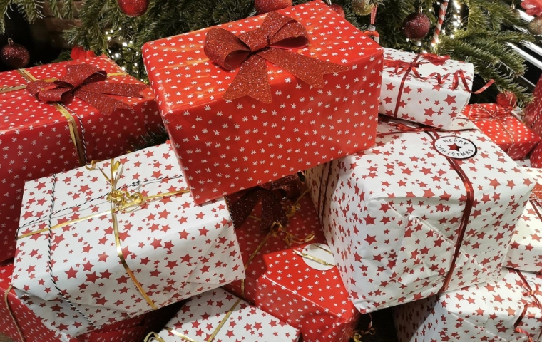 Świąteczne prezenty. Ile wydamy w tym roku i co najczęściej kupujemy?