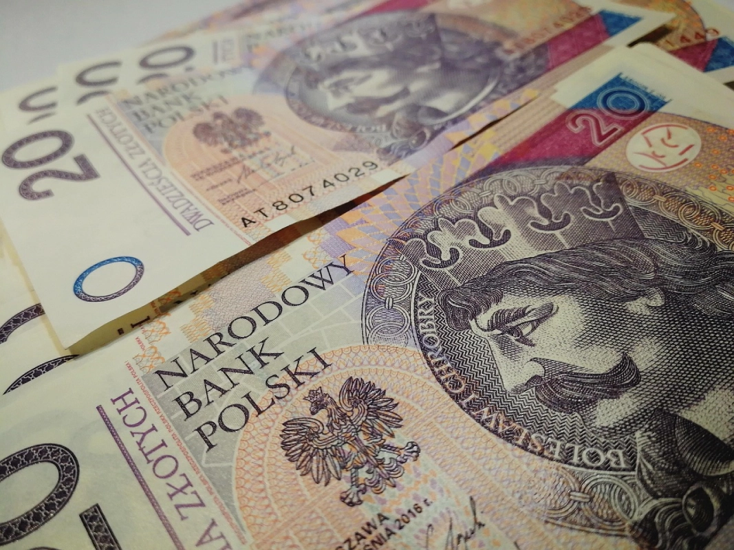 Świąteczny dodatek do pensji dla urzędników. Ile wynosi i kiedy jest wypłacany?