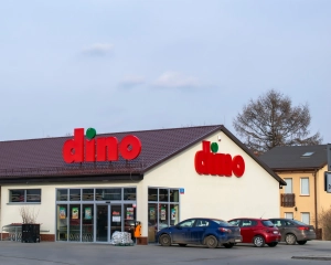 Promocyjny szał w Dino. Klienci wynoszą całe zgrzewki, zanim trafią na półki