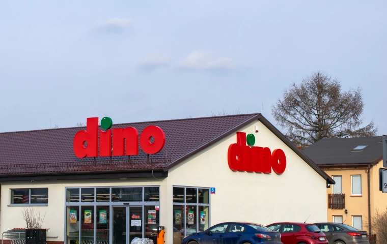 Promocyjny szał w Dino. Klienci wynoszą całe zgrzewki, zanim trafią na półki