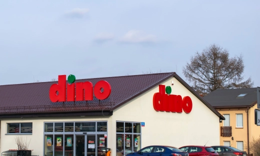 Promocyjny szał w Dino. Klienci wynoszą całe zgrzewki, zanim trafią na półki