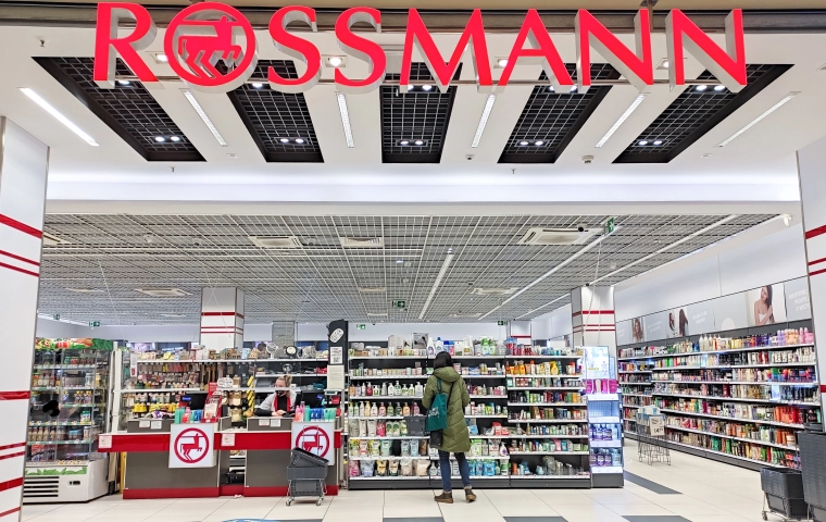 Rossmann rozdaje prezenty. Nowa akcja przyciąga klientów, ale zapasy szybko topnieją