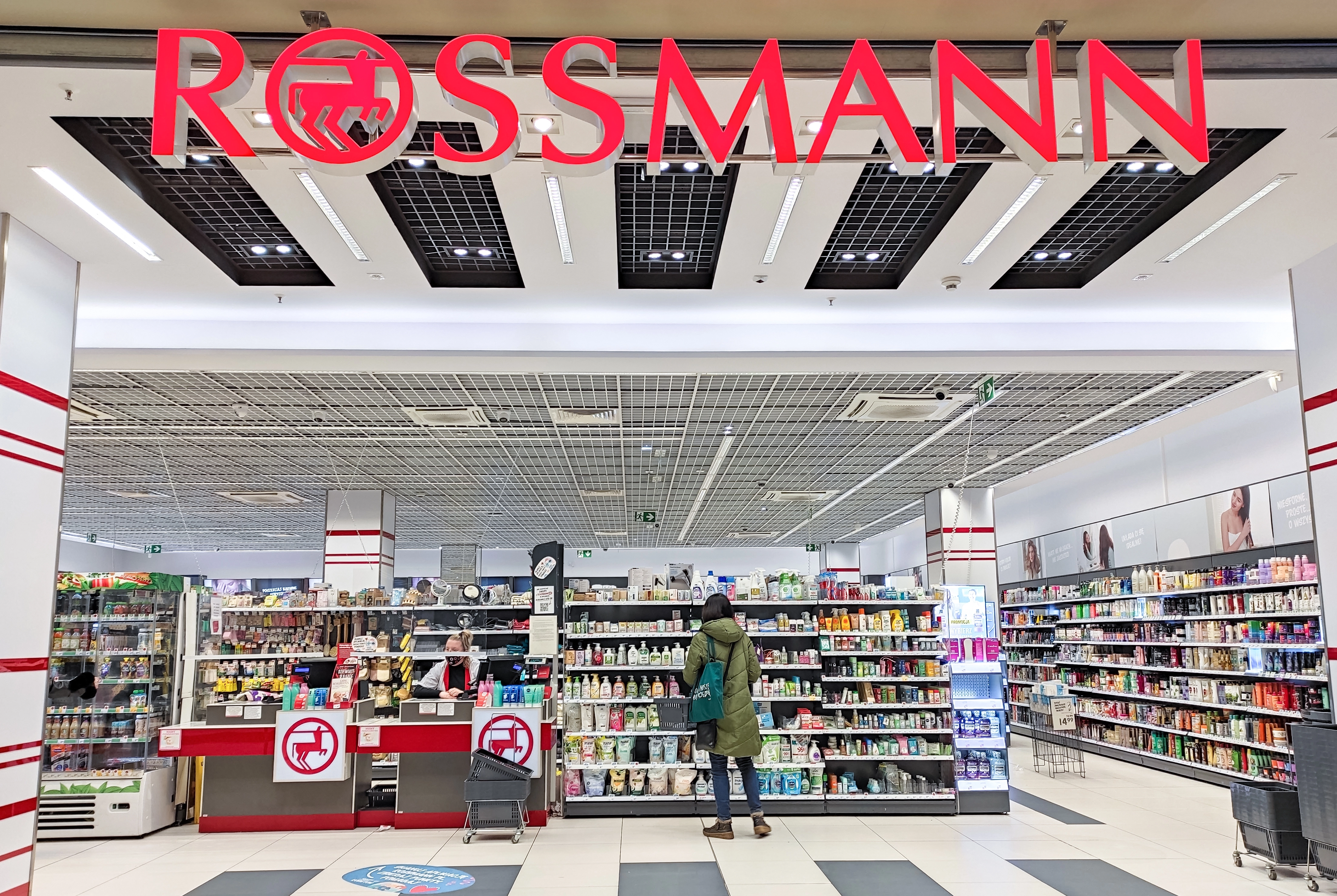 Rossmann rozdaje prezenty. Nowa akcja przyciąga klientów, ale zapasy gwałtownie topnieją