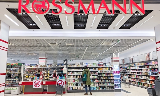 Rossmann rozdaje prezenty. Nowa akcja przyciąga klientów, ale zapasy szybko topnieją