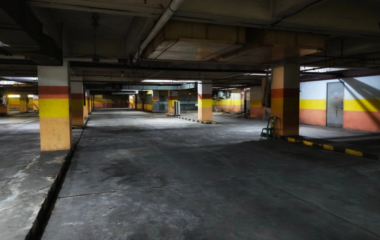 Ubrudził posadzkę w podziemnym garażu. Wspólnota mieszkaniowa zażądała blisko 170 tys. zł