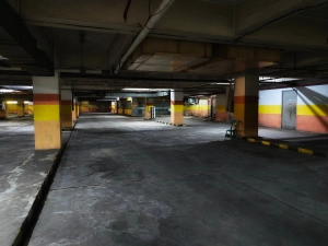 Ubrudził posadzkę w podziemnym garażu. Wspólnota mieszkaniowa zażądała blisko 170 tys. zł