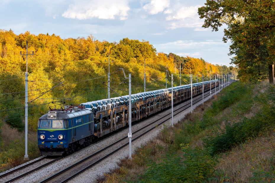 pociąg PKP Cargo mknie majestatycznie
