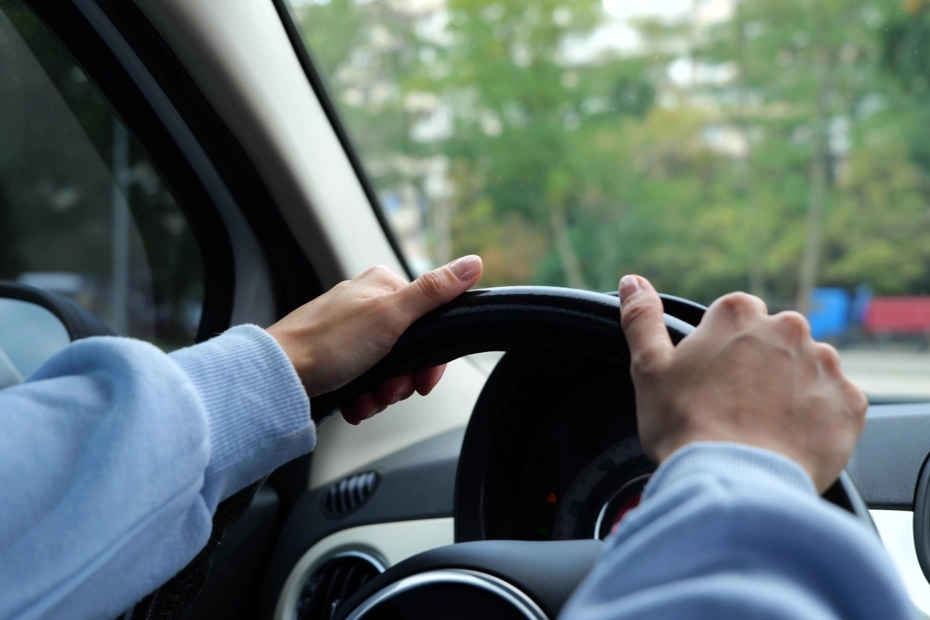 Kierowca prowadzi auto