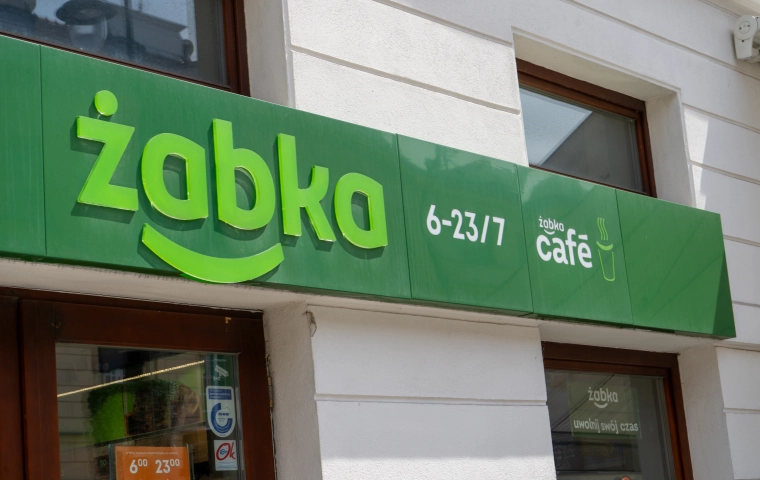 Poprawki krawieckie między zakupami. Żabka rozszerza biznes usług