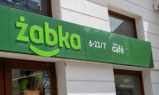 Poprawki krawieckie między zakupami. Żabka rozszerza biznes usług