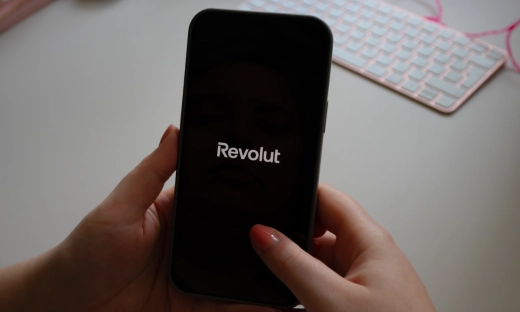 Zadzwonisz i wyślesz SMS-a przez Revoluta. Fintech wchodzi na rynek telekomunikacyjny