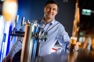 Rynek piwa się kurczy. „Zakaz reklamy niczego nie rozwiąże” Wywiad z Bartłomiejem Morzyckim