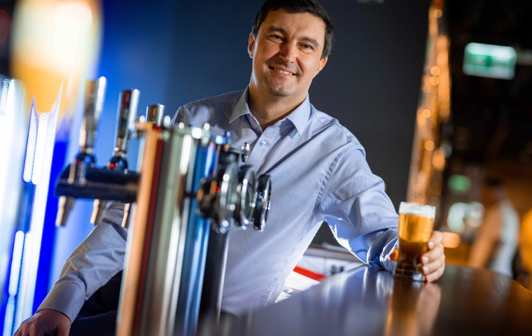 Rynek piwa się kurczy. „Zakaz reklamy niczego nie rozwiąże” Wywiad z Bartłomiejem Morzyckim