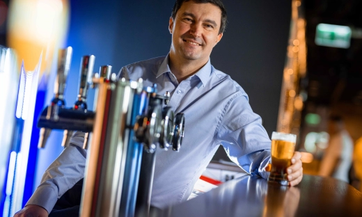 Rynek piwa się kurczy. „Zakaz reklamy niczego nie rozwiąże” Wywiad z Bartłomiejem Morzyckim