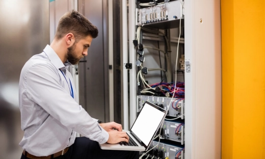 Europa coraz bardziej odstaje od USA i Chin w rozwoju sztucznej inteligencji. AI GAP ma zasypać 19 fabryk tej technologii w UE