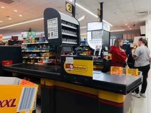 Zakupy w Biedronce choćby po północy. Sieć wydłuża godziny otwarcia przed świętami