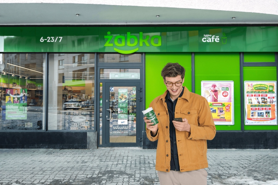 mężczyzna przed Żabką