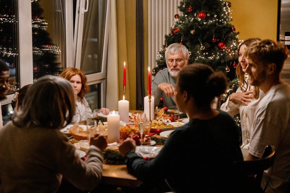rodzina przy świątecznym stole