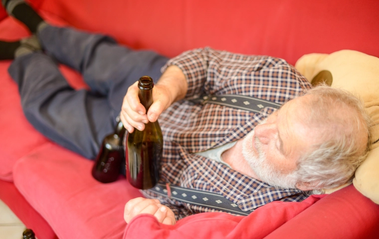 Rząd zwiększa świadczenia dla alkoholików. Kontrowersyjna podwyżka