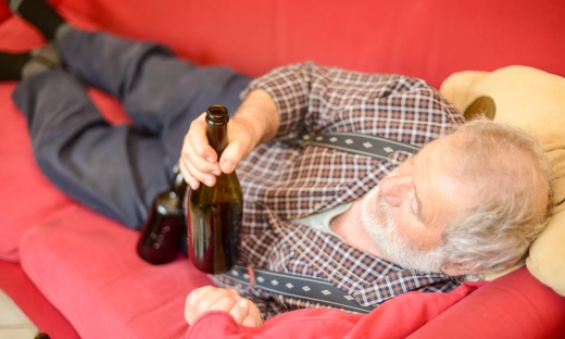Rząd zwiększa świadczenia dla alkoholików. Kontrowersyjna podwyżka
