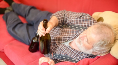 Rząd zwiększa świadczenia dla alkoholików. Kontrowersyjna podwyżka